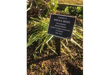 Plaque on metal stake - Garden bed